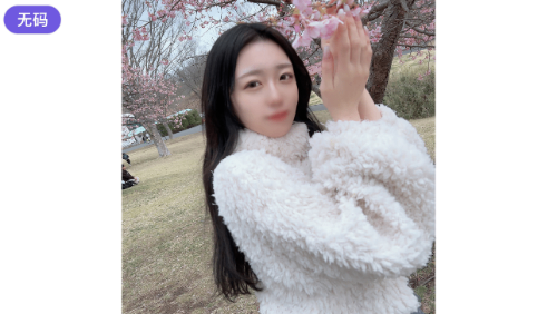 一位在咖啡馆工作的国立大学美女